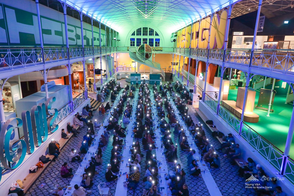 Wonderful to witness such a magical evening bringing communities together from all backgrounds to share the #Ramadan spirit at @young_vam. 🤖 🧸 Heartwarming to see families, children & the diverse local community of Tower Hamlets at @OpenIftar. 🌙 🙏 📸 @ShaFoShizzle