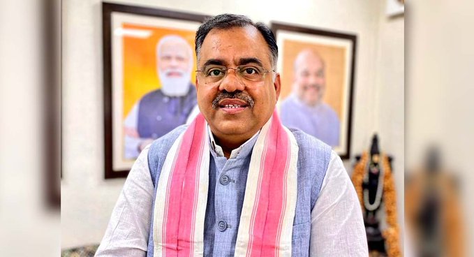 GulistanNewsTV's tweet image. #BJP’s #Tarun #Chugh Accuses #Abdullahs, #Muftis, and #Gandhis of Ruining J&amp;amp;K

@BJP4India
@BJP4JnK
@tarunchughbjp