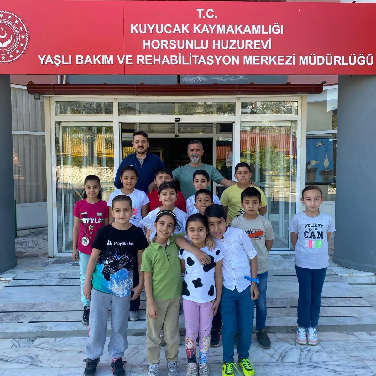 GelenbeO's tweet photo. "Değerlerimle Büyüyorum" E-Twinning Projesi kapsamında Horsunlu Huzurevi sakinlerini ziyaret ettik. https://t.co/MBPJDryRfh