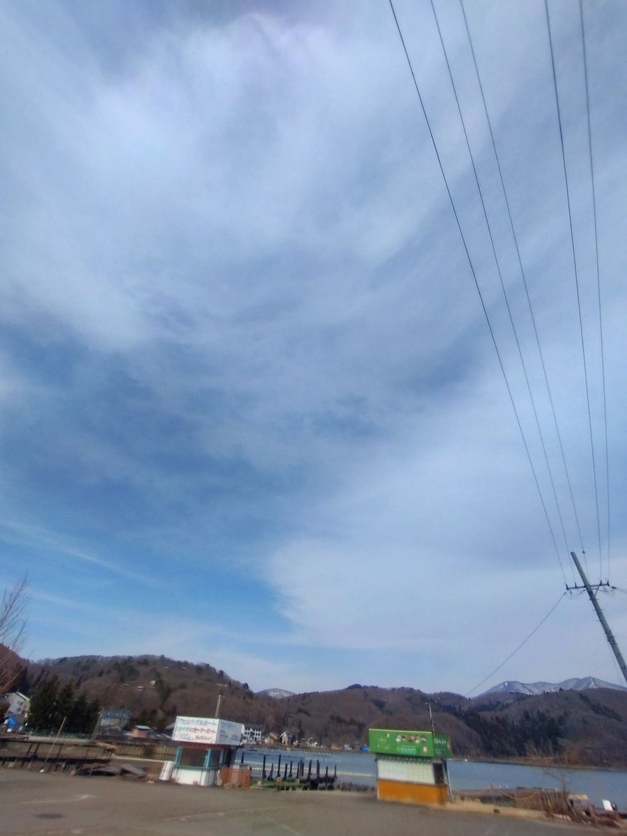 今日は少し足を伸ばし
『野尻湖』へ。

写ってないけど
すぐ近くにそびえる
『黒姫山』と
『妙高山』には
まだ残雪がありますが

今日の気温は15℃で
静かに
グリーンシーズンを
待ちわびています。

4月6日土曜日
午後3時前頃
野尻湖で見上げた空！
#イマソラ 
＃野尻湖
＃信濃町
＃つかの間の蒼い空