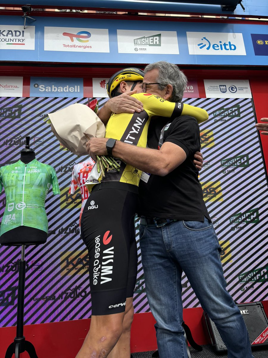 🇪🇸 #Itzulia2024 Emotional 𝐫𝐞𝐮𝐧𝐢𝐨𝐧 with the doctor who saved Milans life two years ago. 💛 Grateful. 🫶