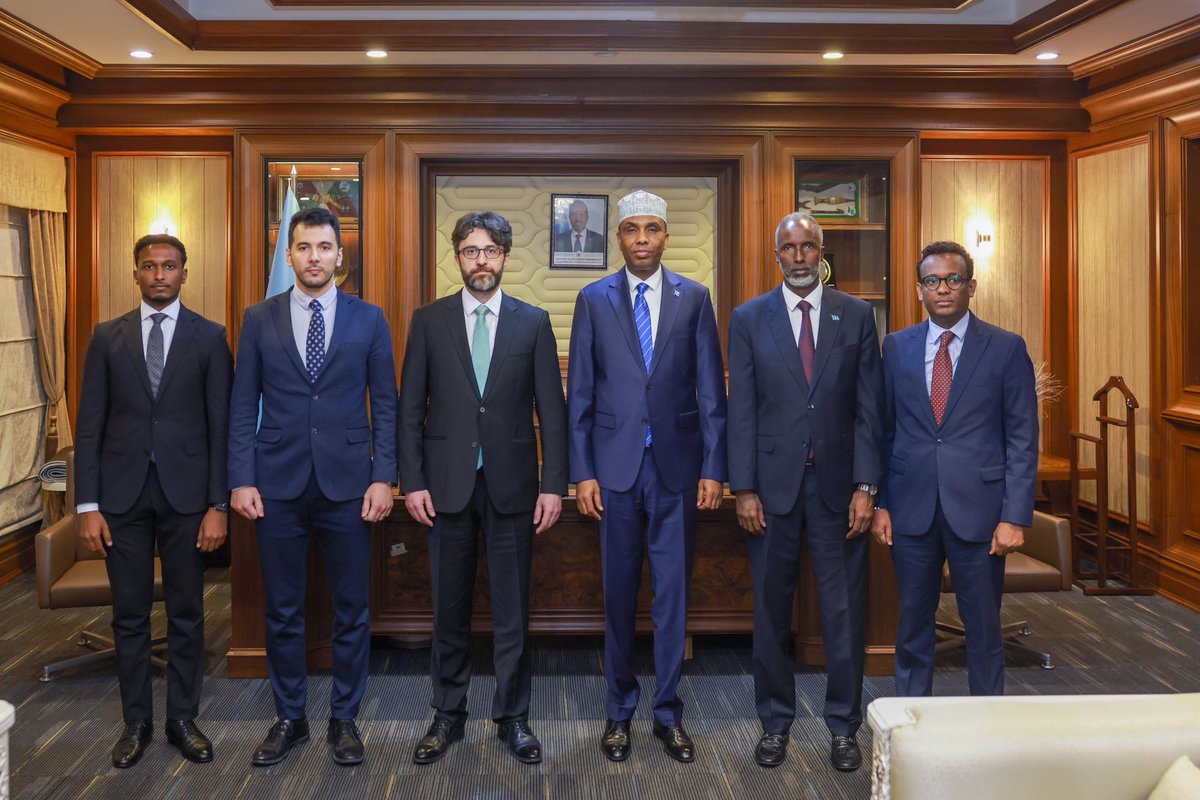 Prime Minister @HamzaAbdiBarre on Saturday received @TC_Mogadishu Ambassador to #Somalia, AlperAktaş, in his office, discussed about strengthening relations and cooperation between the both countries, per OPM statement. 

The meeting come days after an #AlShabab landmine attack