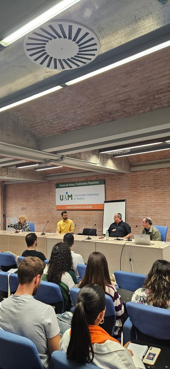 Terminamos la mañana con la Mesa Redonda: "Editor, autor y proyecto editorialunto", de la mano de las editoriales @PsaraEdiciones, <a href="/CoPresencias/">Co-presencias Editorial</a> y el proyecto editorial de <a href="/EmoraPsicologia/">Émora</a>.