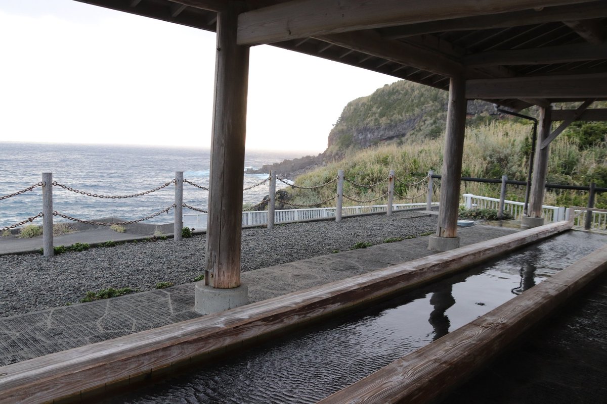 SSR_photon's tweet photo. 名古の展望台
足湯きらめき
12月から4月上旬は日本近海に鯨が周遊する。
沖縄や小笠原が有名だけど勿論、八丈島にも現れる。
ホテルの超望遠双眼から���しっかり姿が見えたけど写真は撮れず...結局足湯に浸かりながら潮だけ撮れた（笑）

 #ファインダー越しの私の世界 
 #カメラ好きな人と繋がりたい https://t.co/dkwuNpTQtj