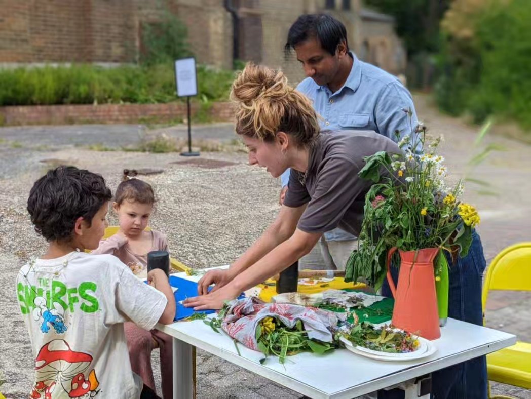 🌷 It's #CommunityGardenWeek. Here we are last year enjoying some fun illustration activities at New River Head while chatting with people who spend time in and around #Clerkenwell about what makes a great green space.