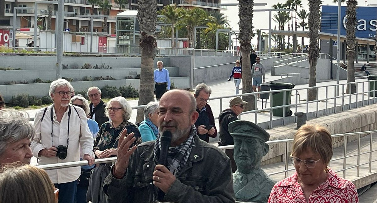 Hoy en el puerto de Alicante en el acto de homenaje al capitán del #Stanbrook que salvó la vida a cerca de 3.000 personas que huían de la represión franquista al final de la Guerra Civil. La nueva imagen del monumento es obra Carme Jorques. #MemoriaHistórica