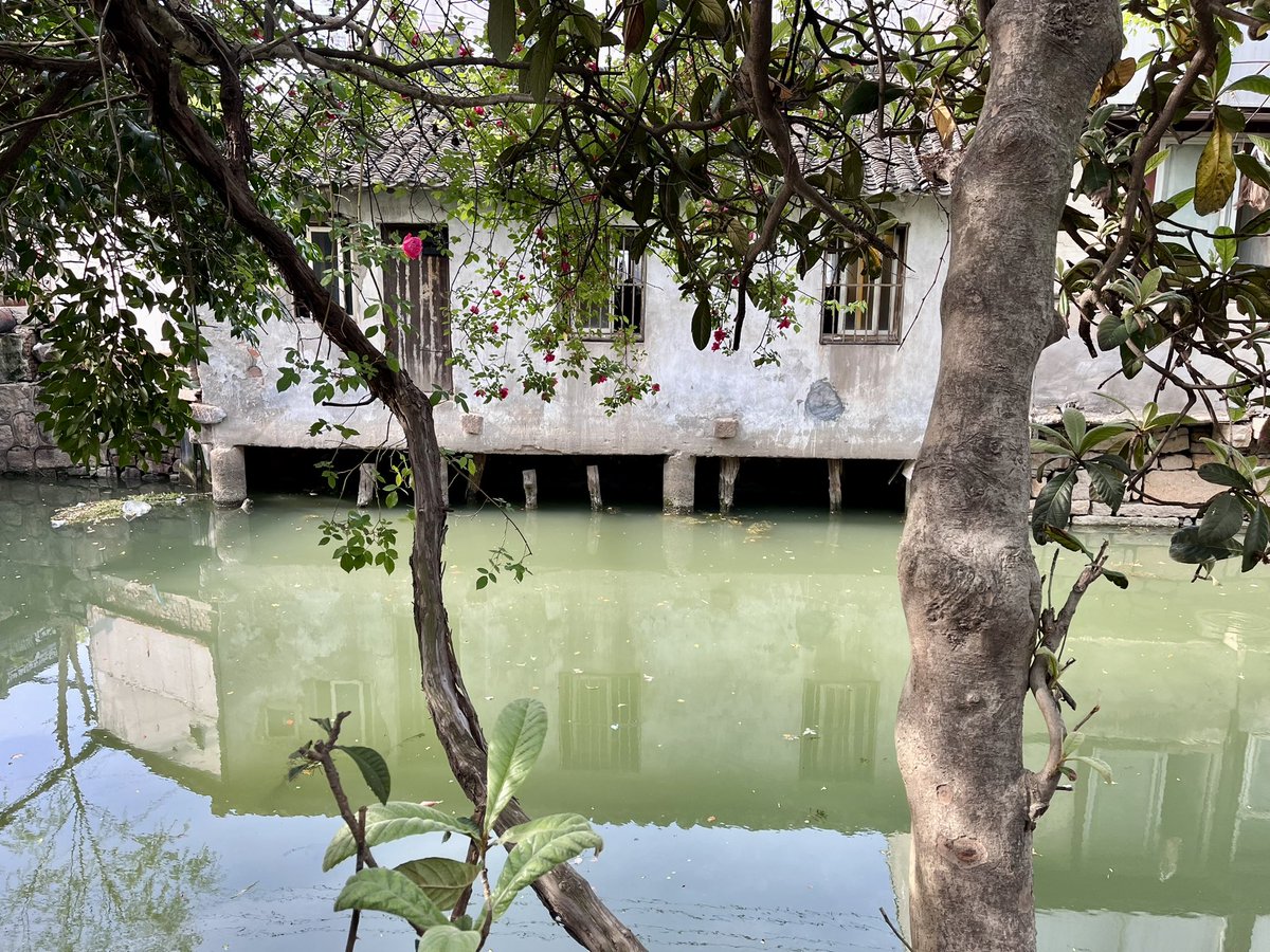 Informal upwater housing in “城中村”