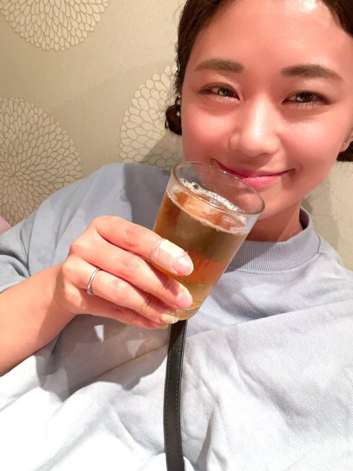 どうやらお酒を飲むと自撮りしたくなるみたい。笑 https://t.co/kbD3C6YPJi