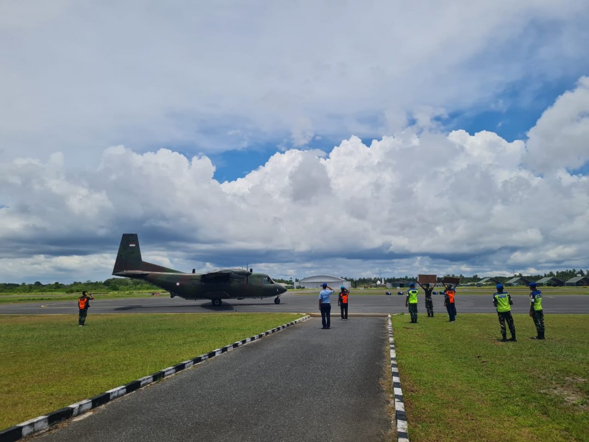 4/4/2024

Soldiers stationed on Natuna Island and their families boarded Indonesian Air Force #TNIAU C-130, CN-295, and C-212 for a return trip to their hometowns so that they could spend Eid al-Fitr with their loved ones

#ForwardPresence

📸TNI AU
