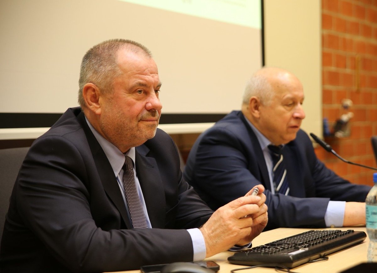AlojzyZNowak's tweet photo. Wczoraj rano na brałem udział w otwarciu konferencji "Przyszłość Prawa" zorganizowanej przez #WPiAUW. Doskonała odpowiedź naszych prawników na wyzwania regulacyjne zmieniającego się świata. #WPiA to bardzo dobre miejsce badań i dyskusji np. o konsekwencjach #AI czy pracy zdalnej. https://t.co/xU2ejYp9zP