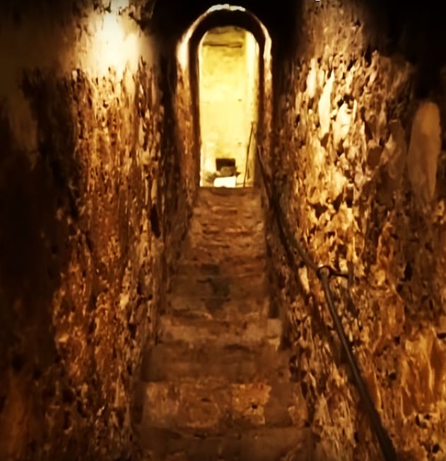 One from the vault for #StaircaseSaturday and #stonework: a secret, Narrow passage.

On my blog: 
Bran Castle and a Secret Tunnel down a Well #Im4Ro alluringcreations.co.za/wp/bran-castle… 

#alphabetchallenge #travelphotography