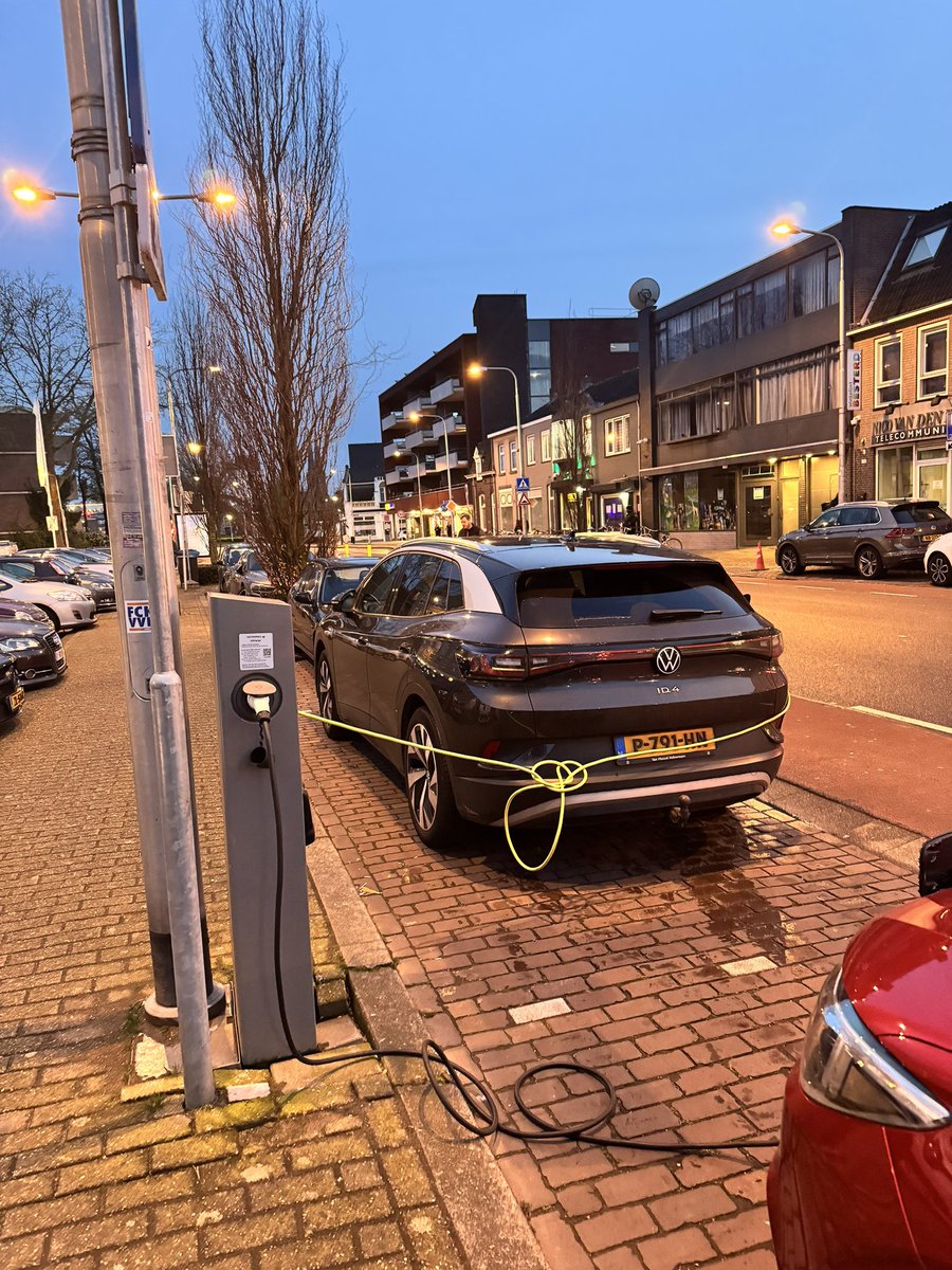 #EV street charging. An evening in #Tilburg Netherlands 🇳🇱 🔋⚡️ 🔌