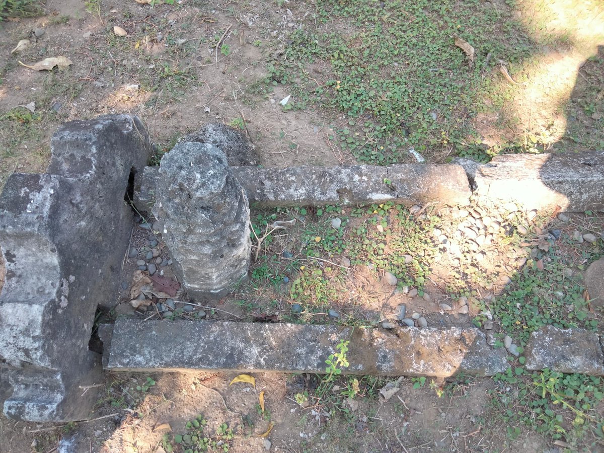 Tahun lalu, penelitian arkeologi islam di salah satu pulau di Nusa Tenggara. Aslinya kajian saya adalah Arkeologi Klasik Hindu-buddha, tapi karena wilayah kerja, lebih banyak tinggalan arkeologi islam, akhirnya kajian saya merangkap juga ke arkeologi islam. Hal seperti ini di