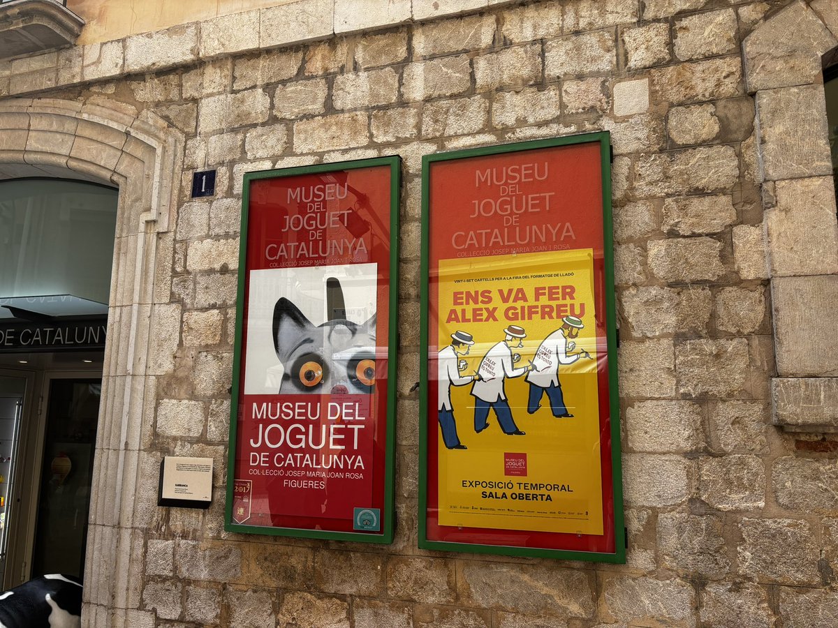 Tots els cartells de la Fira del formatge de Lladó parteixen d'una marca existent,en aquest cas,la il·lustració és feta a partir del cartell Ripolin, Peinture laquée, dissenyat per Eugéne Vavasseur a Asnières-sur-Seine el 1898 i declarat Bé d'Interés Cultural el 1933
@alexgifreu