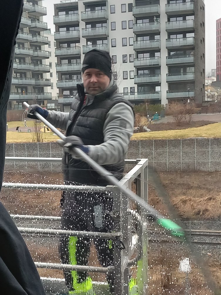 Siste episode av @ViaplayFotball sin podcast fortalte jeg om mitt møte med Mauricio Pochettino da han vasket vinduer på Viaplay i Oslo. I dag møtte jeg han tilfeldigvis igjen, han heter Peter og er polsk og var helt enig at han lignet på Maurico.