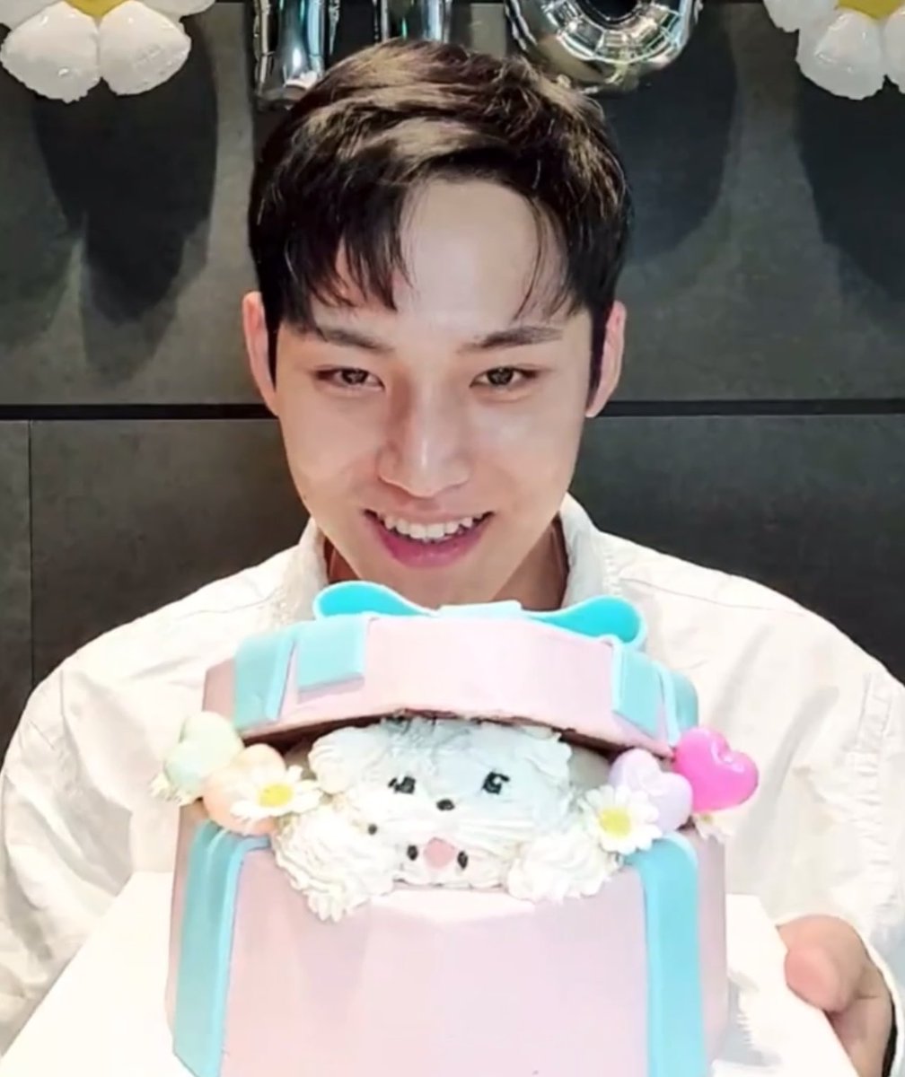 #SEVENTEEN's #Mingyu looks so cute with his birthday cake! 👏👨‍🎤🎂✨💫🌟👑🤍 🩷 🩵