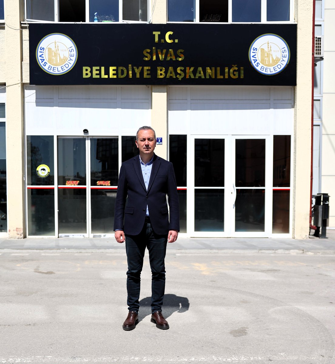 drademuzun's tweet photo. Hemşehrilerimizin seçim sürecindeki taleplerini bir bir yerine getiriyoruz.

Belediye binamızın tabelasına Türkiye Cumhuriyeti’mizin baş harfleri olan T.C. ibaresini yeniden ekledik.

Bu değişiklik sadece bir isimden ibaret değil, çok daha derin anlamlar taşımaktadır.

Başlıyoruz https://t.co/tXqnqrsjnC