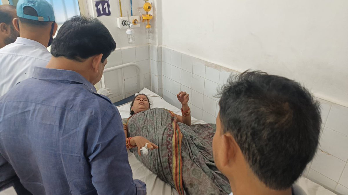 RajendraBegunia's tweet photo. ନିୟନ୍ତ୍ରଣ ହରାଇ ରାସ୍ତାକଡ ଡ୍ରେନ କୁ ଖସିଲା ମୋ ବସ । ଆହତ ଯାତ୍ରୀଙ୍କୁ ଉଦ୍ଧାର କରାଯାଇ ଖୋର୍ଦ୍ଧା ମେଡିକାଲ ରେ ଭର୍ତ୍ତି କରାଯାଇଛି ।ଖବର ପାଇ ମୁଁ ନିଜେ ମେଡିକାଲ୍ ରେ ପହଞ୍ଚି ସମସ୍ତ ଆହାତଙ୍କୁ ଭେଟି ସେମାନଙ୍କ ଆଶୁ ଆରୋଗ୍ୟ କାମନା କରିବା ସହ  ଆଶୁ ଚିକିତ୍ସା ଯୋଗାଇଦେବାକୁ ମେଡିକାଲ ଟିମ୍ କୁ ପରାମର୍ଶ ଦେଇଥିଲି I https://t.co/Npx5CYWOw9