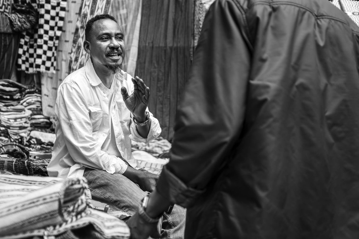 Negotiations
#FujiX100F
1/640th@ƒ/2-ISO200

#reflectedlight #gestures #conversation #merchant #documentary #photojournalism #streetphotography #Fujifilm #chelseaflea #fleamarket #grain #darkroom #fujiAcros #Fuji #BlackandWhite #bnw #monochrome #interestingfaces #composition