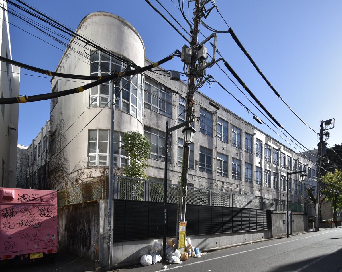 新宿にある吉本興業の東京本部、実は1934年に建てられた旧四谷第五小の校舎をそのまま再利用した歴史的な建物だったりする