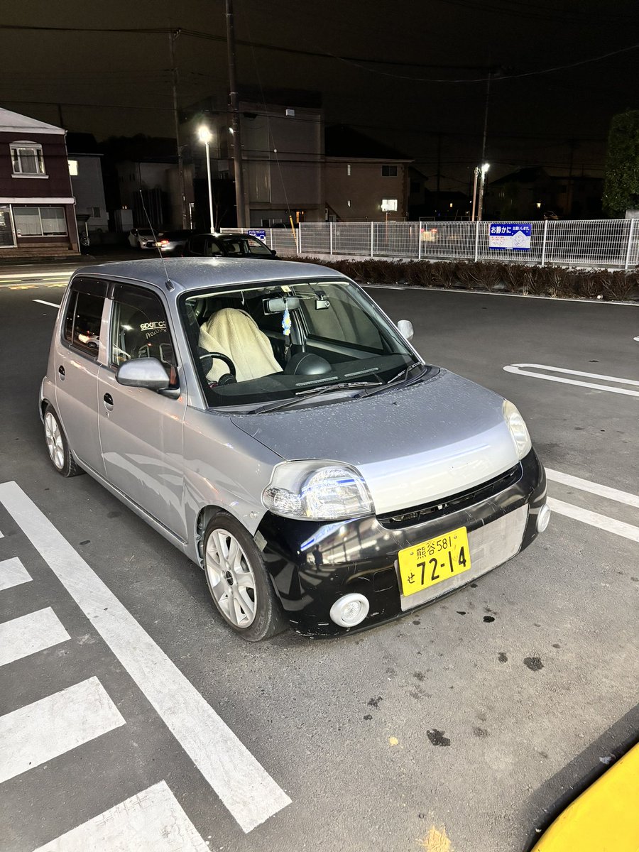 右のヘッドライト変えたから右から見たら綺麗