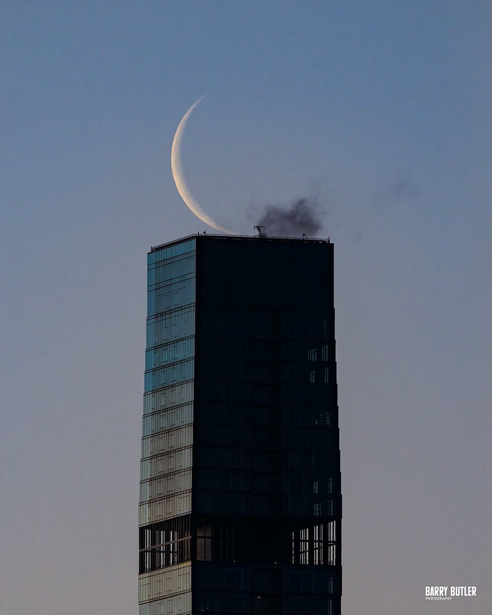 This morning's crescent moon sitting on top of St. Regis in Chicago. #weather #news #ilwx #chicago