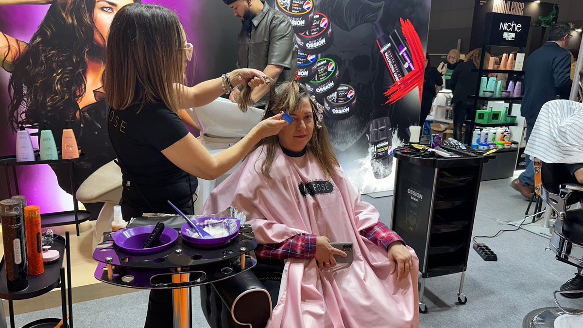 ✂️💄 Ya está aquí #ExpoBeautyBarcelona, la feria que descubre las novedades y tendencias en peluquería, barbería, uñas y maquillaje. 🗓️ Hasta el lunes 📍Recinto de Gran Via