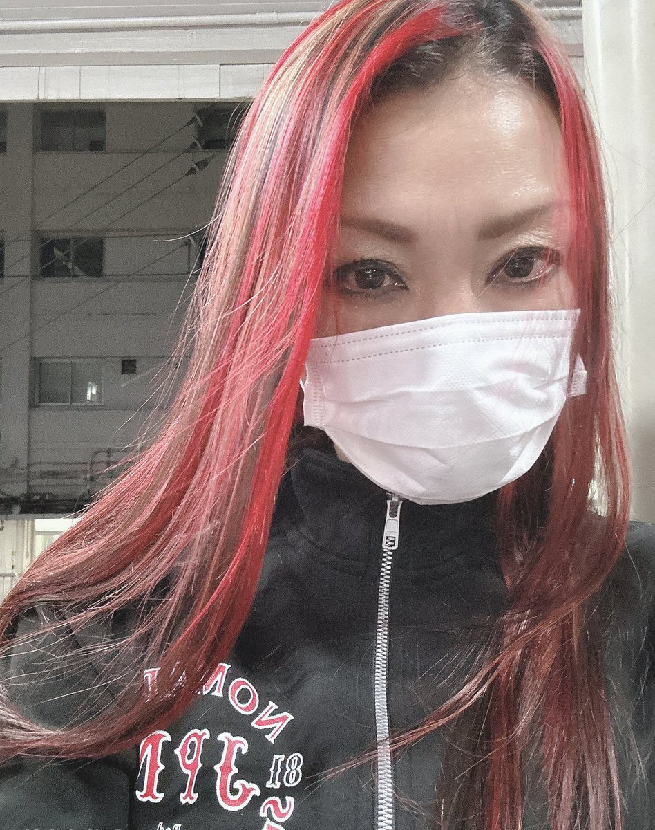 半年ぶりのヘアーサロン、ディファレンスエンジンのオーナーのイトウさん、美容師さん、ありがとうございました！
de609.com/eida/ （この日はディファレンスエンジングループの、EIDAに行きました）今回は赤多め、赤&amp;金&amp;黒のグラデーション、嬉しい！久しぶりの、投稿。私は元気ですー！U