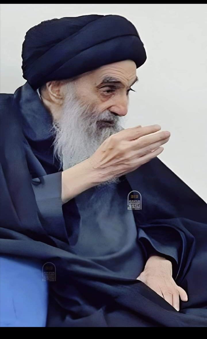 مُجْهودٌ ، مَنْهُوك ، نَحْيلٌ ..
تُقيمُ الَمواجعُ فِي بَيتِ مَلامِحك
مَرسومٌ فِي وَ جهِكَ حكايا الانبياء 
و دُموعٌ لِكربلاء 
أيُعقل أنْ أعينُ يَعقوب الحَزين 
على يوسفه يا سيدي قَد تَوارثتْ ؟ 💔
#الامام_السيستاني