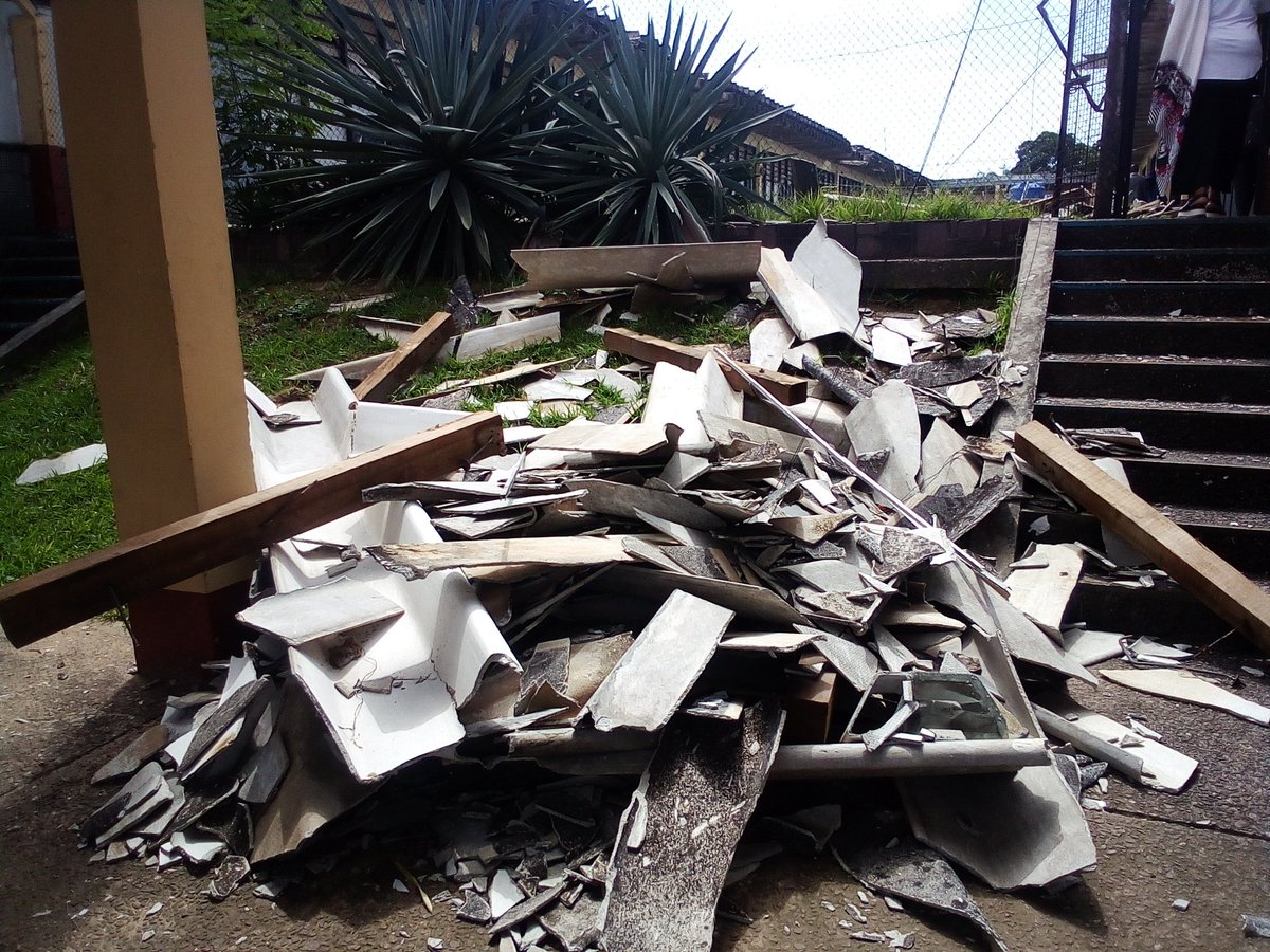 mayoni_ruben's tweet photo. Affectées par l'ouragan qui a emporté les toitures du Lycée de Kimwenza en mars dernier, les anciennes du Sacré Coeur apportent une contribution significative pr la reconstruction  des infrastructures détruites. Un geste de cœur saluée par les responsables du lycée https://t.co/M4KmXctyc7
