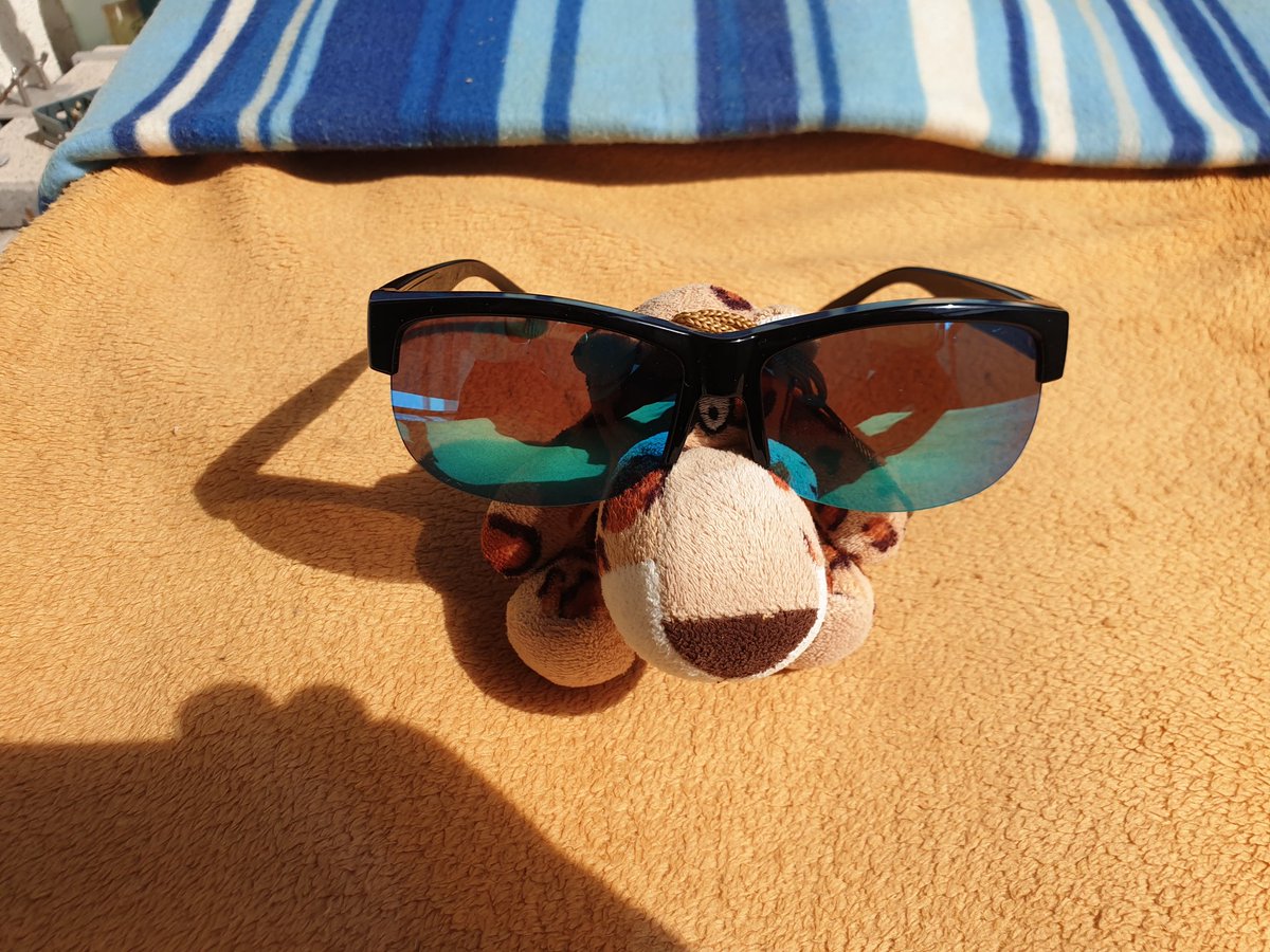 Flying_APU's tweet photo. Hab n neues Monokel. Spiegelt. Cool, oder? https://t.co/JRyqfVULD5