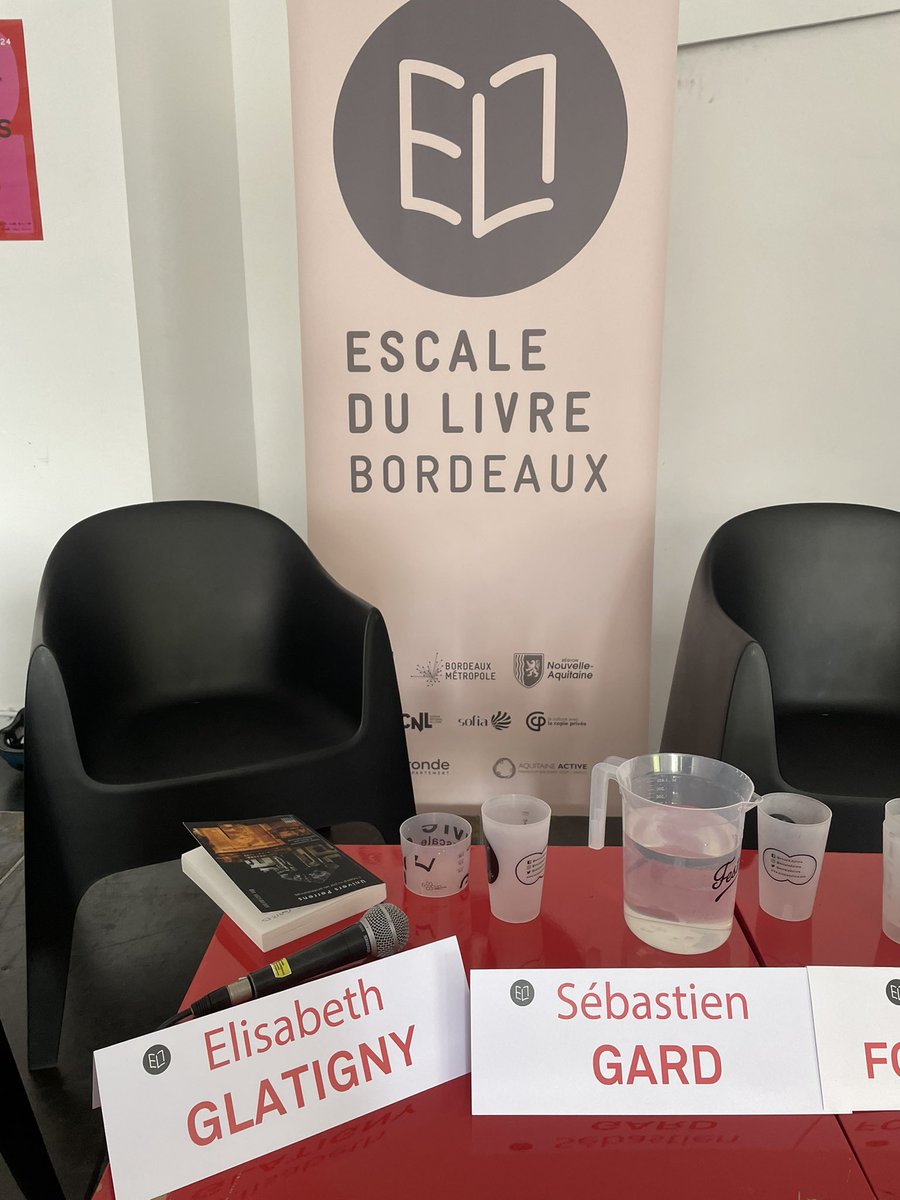 Aux côtés d’Elisabeth Glatigny-Dallay aux @escalesdulivre pour présenter l’ouvrage collaboratif de témoignages des agents de <a href="/ch_perrens/">CH Charles Perrens</a> . Beau succès pour notre présentation 👍