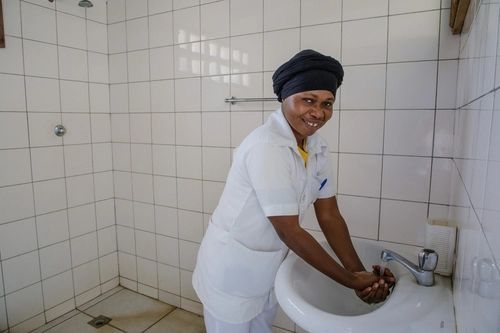 WaterAid’s new training on infection prevention and control and WASH (IPC-WASH) is helping frontline healthcare workers in Malawi fight deadly diseases and save lives, especially newborns and their mothers. buff.ly/4alof3r