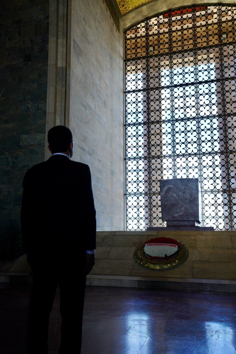 Ekrem İmamoğlu: Büyük Atatürk; kurucusu olduğunuz Cumhuriyet Halk Partisi'ni 47 yıl sonra Türkiye'nin birinci partisi konumuna taşımanın gururunu yaşıyoruz. Emanetiniz emin ellerdedir. Ruhunuz şad olsun.