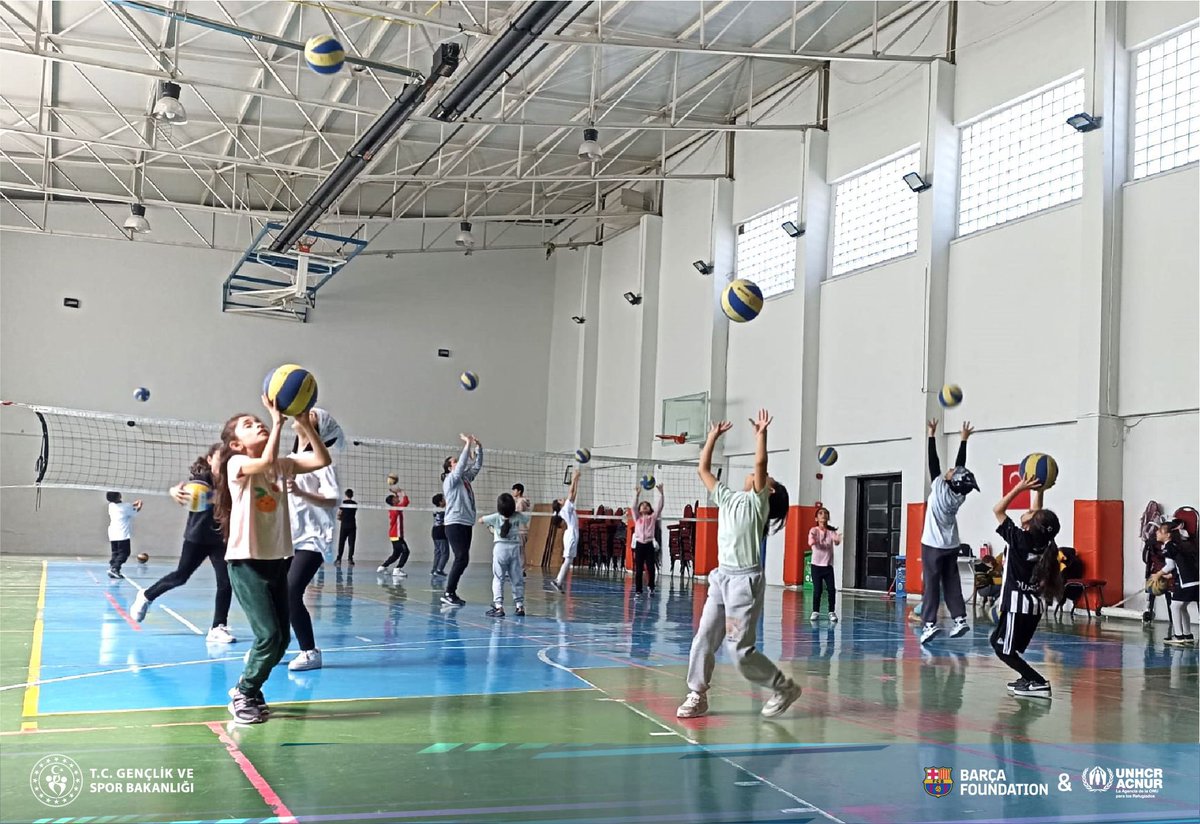 Happy International Day of Sport for Development & Peace! Sports trainings implemented by UNHCR& @gencliksporbak, supported by @FundacioFCB, transform lives by empowering youth from host & refugee communities for a brighter future & supporting healthier&more inclusive societies!