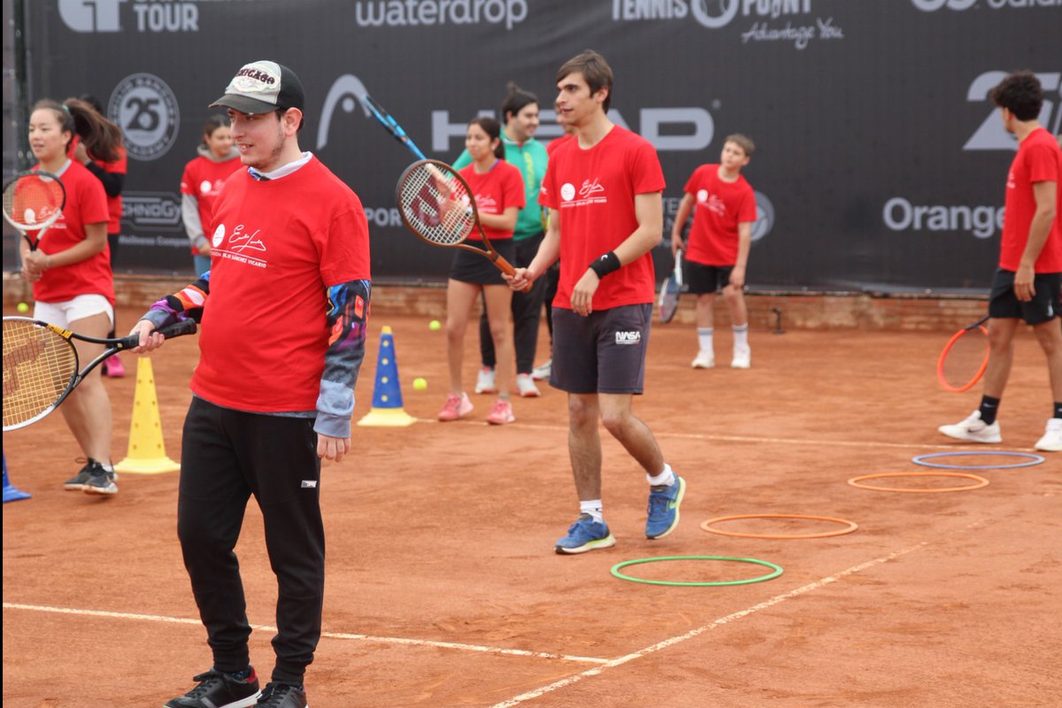🔝Clinic de la <a href="/FundacionESV/">Fundación Emilio Sánchez Vicario</a> con motivo del Challenger Emilio Sánchez Academy by Waterdrop.
Staff, jugadores, alumnos escuela #FESV Barcelona todos unidos en una jornada de concienciación.
▶️En imagenes con nuestro Presidente de Honor <a href="/EmilioSVicario/">EmilioSanchezVicario</a>