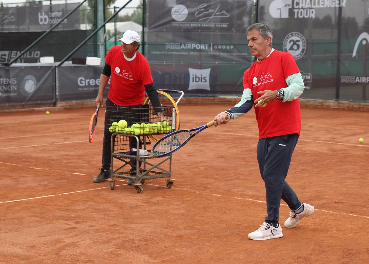 FundacionESV's tweet image. 🔝Clinic de la @FundacionESV con motivo del Challenger Emilio Sánchez Academy by Waterdrop.
Staff, jugadores, alumnos escuela #FESV Barcelona todos unidos en una jornada de concienciación.
▶️En imagenes con nuestro Presidente de Honor @EmilioSVicario