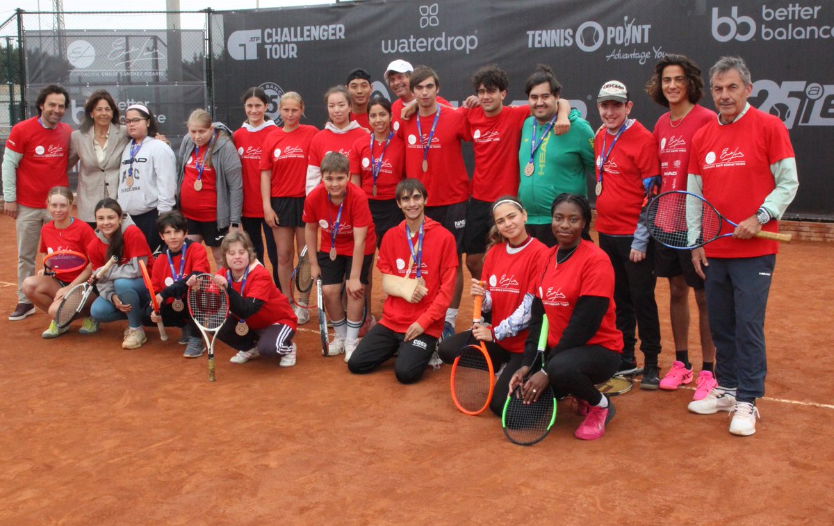 FundacionESV's tweet image. 🔝Clinic de la @FundacionESV con motivo del Challenger Emilio Sánchez Academy by Waterdrop.
Staff, jugadores, alumnos escuela #FESV Barcelona todos unidos en una jornada de concienciación.
▶️En imagenes con nuestro Presidente de Honor @EmilioSVicario