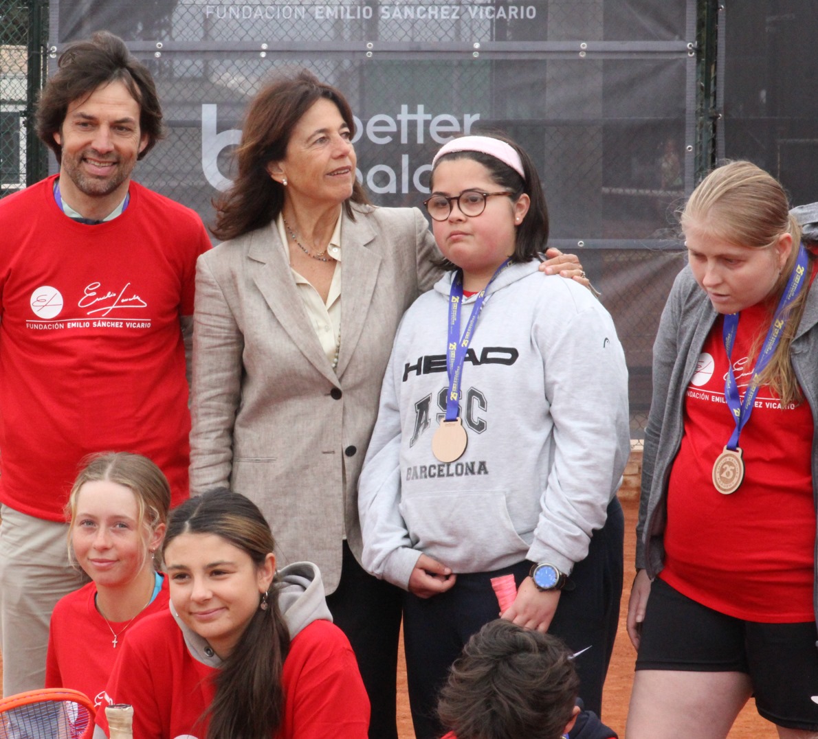 FundacionESV's tweet image. 🔝Clinic de la @FundacionESV con motivo del Challenger Emilio Sánchez Academy by Waterdrop.
Staff, jugadores, alumnos escuela #FESV Barcelona todos unidos en una jornada de concienciación.
▶️En imagenes con nuestro Presidente de Honor @EmilioSVicario