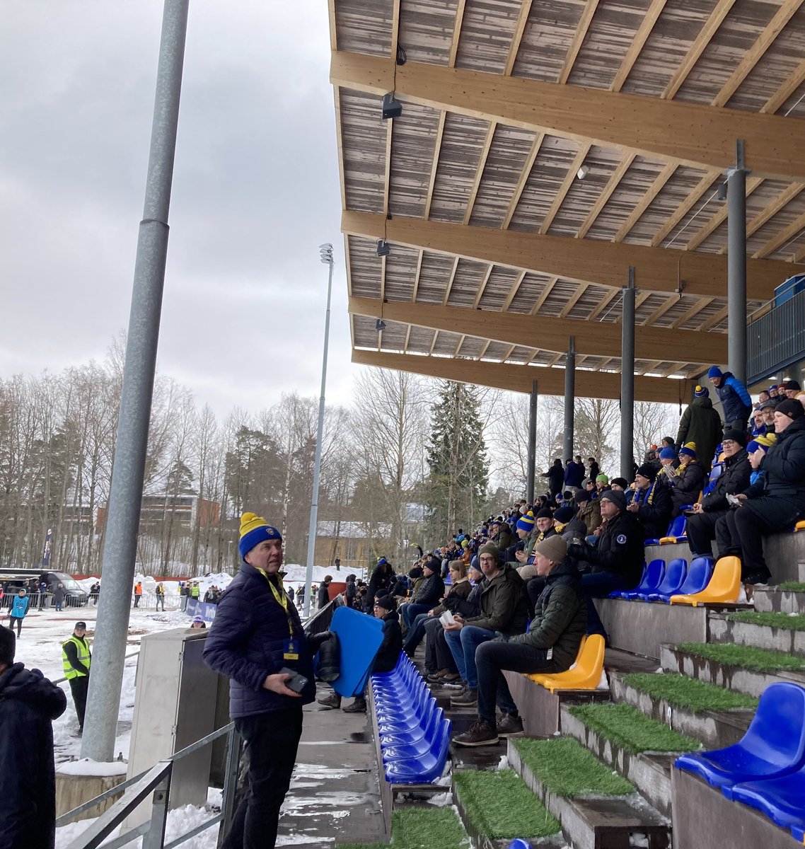 Kohta alkaa! Historian havinaa, 100v vei päästä tähän, IF Gnistan eka liigamatsi. Loppuunmyyty katsomo, kuppituolit täyttymässä, hyvä tunnelma. ⚽️🙌🏼 <a href="/IFGnistan1924/">IF Gnistan</a>