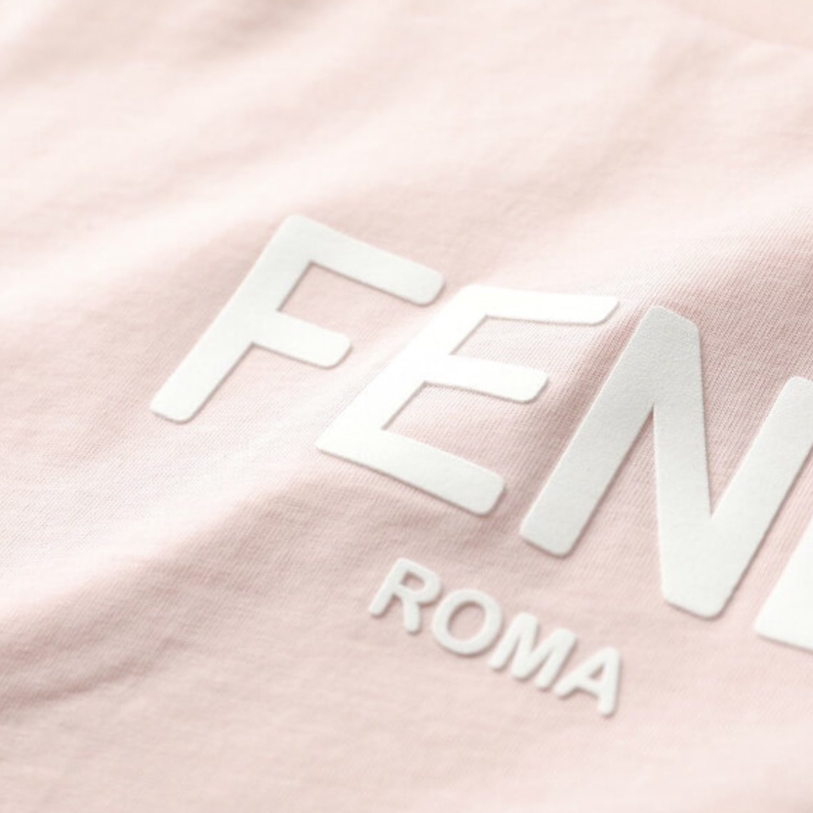 フェンディのピンクのTシャツぷくっとしたホワイトロゴの組み合わせかわいいな🎀