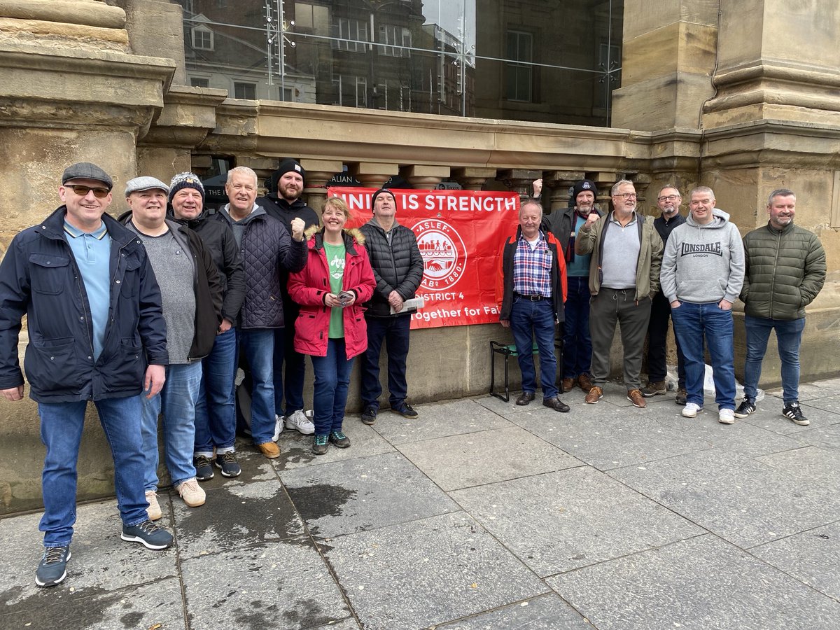 Good craic this morning at Newcastle Central Station with the ⁦@ASLEFunion⁩ pickets. #Solidarity ✊️