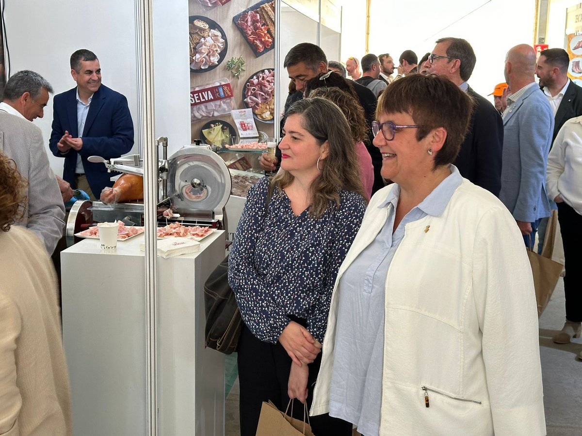🐮🚜 Inauguració de la 4️⃣0️⃣a edició de la #FiraCampllong, amb els vicepresidents Pau Presas i Maria Puig, i la diputada Maite Tixis. 

👩‍🌾 Cita de referència que reivindica el valor de l'agricultura i el sector primari. 

✅Un centenar d’expositors i més de 50 activitats per a