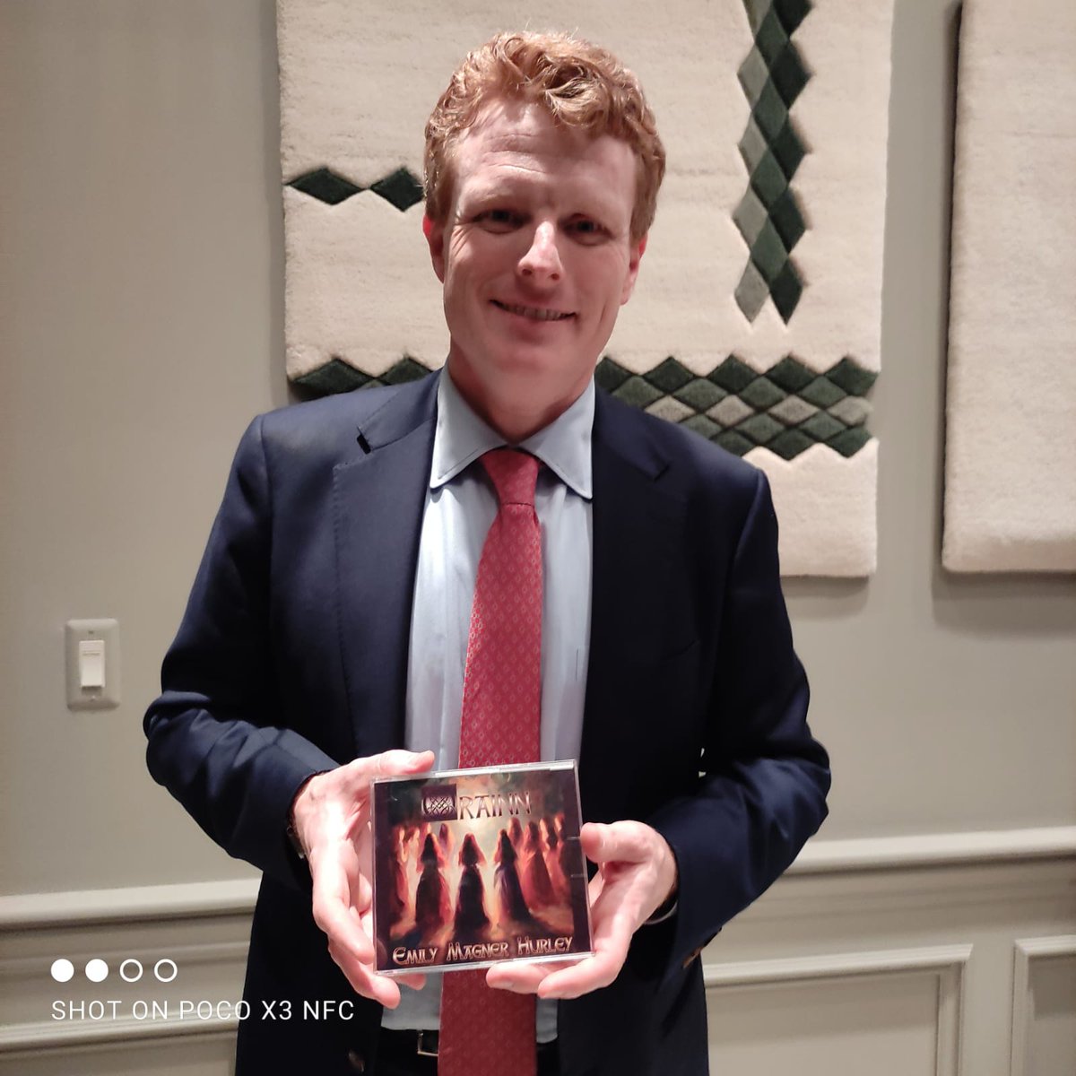 It was a pleasure presenting a copy of my new album 'Orainn' to Joseph Kennedy III which was crafted less than 10 miles from the home of his great great great grandmother, Margaret Field! @USEmbassyDublin @brianod_news #irishmusic #singer #newmusic @IrelandEmbUSA