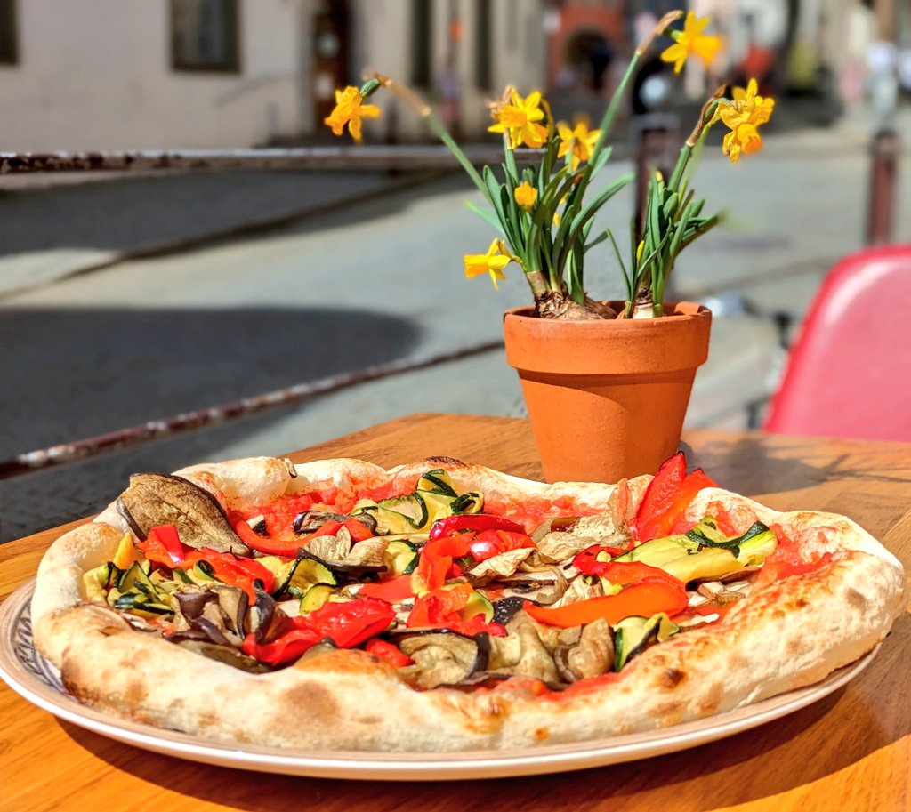 lifeisafestival's tweet photo. Lunch alfresco on a day that feels like late July rather than early April ☀️🍕🎉 #Fuessen #Bavaria #Germany https://t.co/wpxwcs5WY5