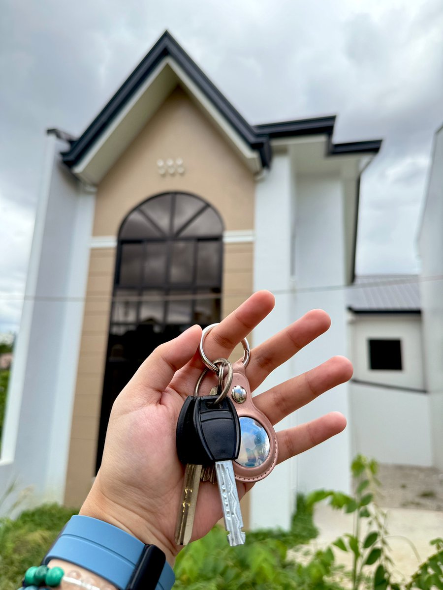 LovelyH's tweet photo. The TURNOVER. I AM NOW A HOMEOWNER. 😭 https://t.co/7iXN1KeU1M