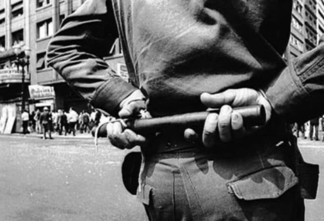 ➡️ Ditadura armou acidente de carro para ocultar morte de homem torturado

Segundo CNV, bancário morreu por conta de torturas durante a ditadura. Versão oficial apontava, com várias contradições, acidente como causa

Leia: curt.link/wDQVfx