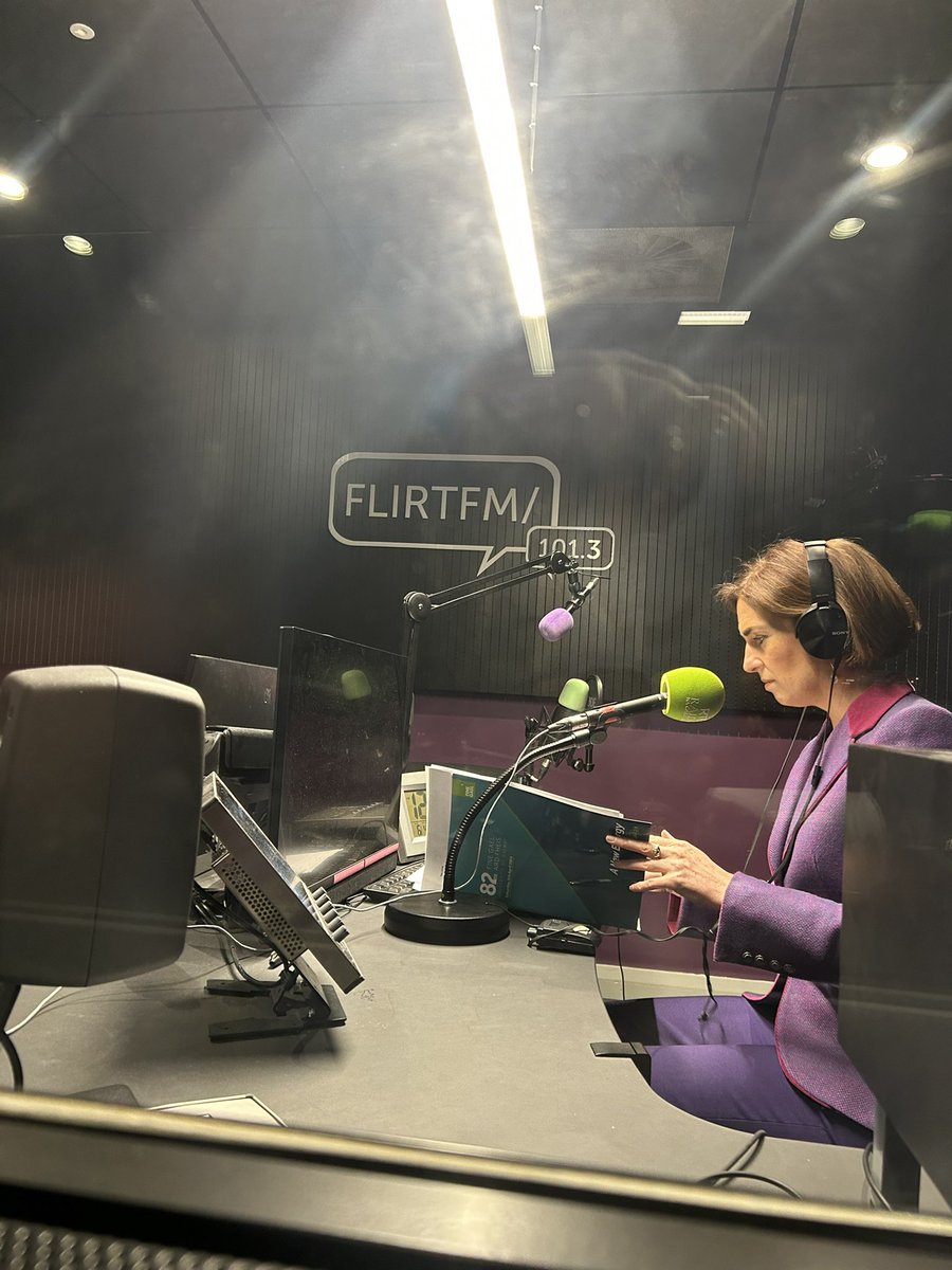 Briefly stepping out of the @FineGael 82nd Ard Fheis - reporting live from @uniofgalway’s @FlirtFM for @SaturdayRTE’s weekly political panel! You can tune in from 1pm 📻