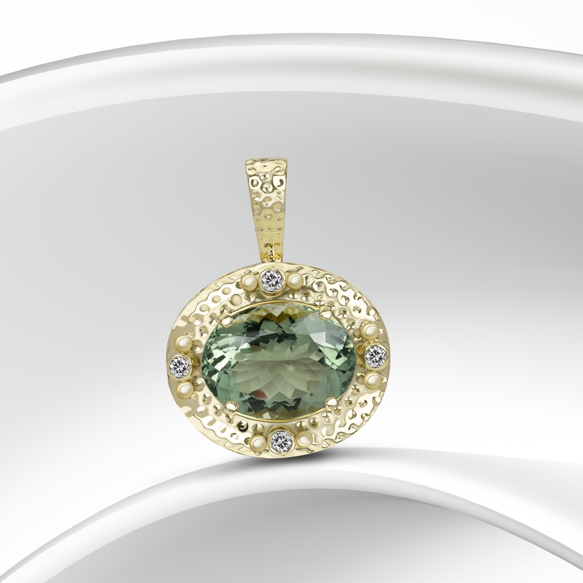 Embrace elegance with this stunning green quartz and diamond pendant
.
.
.
.
.
#singhvijewels #diamondpendant #diamondjewelry #sparklingcharm #dazzlingdiamonds #pendantperfection #diamondnecklace #luxuryjewels #elegantdiamonds #jewelryaddiction #timelessbeauty