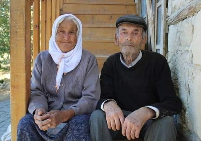 CHP'nin yeni seçilen başkanının ilk işi, 2014'te 18 madencinin boğularak öldüğü madenin hapis cezası alan patronuyla iftar pozu vermek oldu. Senin ilk ziyaret edeceğin kişi, 'Oğlum yüzme bilmez' diyen bu madenci ailesidir. Seni 'gel bize daha iyi din dersi ver' diye seçmediler!